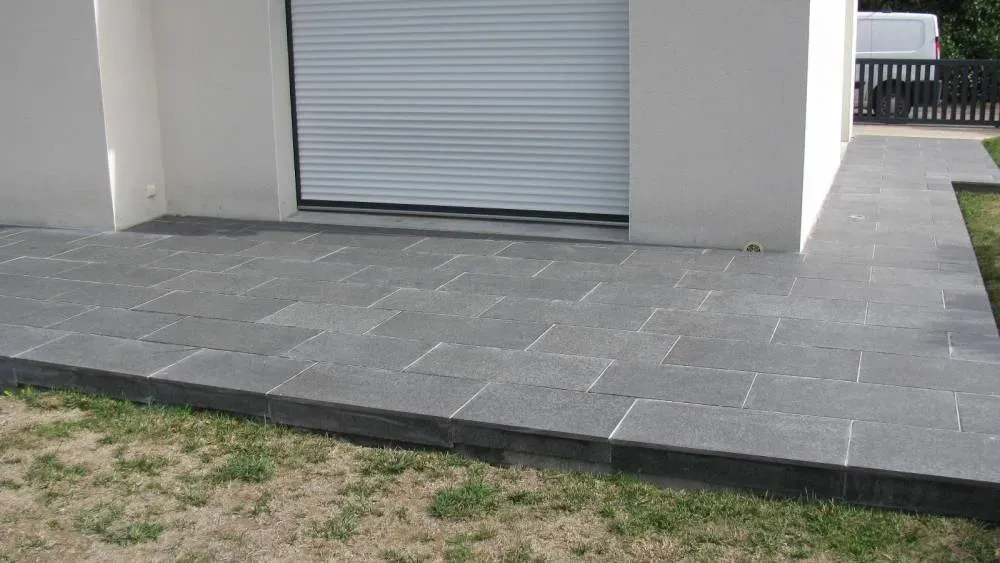 Terrasse en dalles de granit noir
