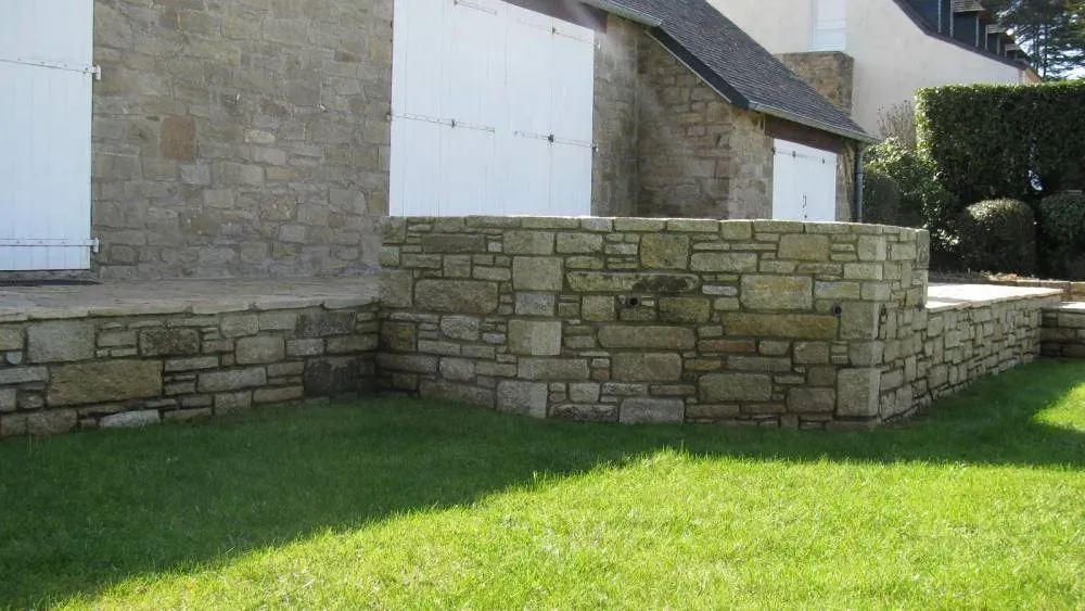 Muret bordure de terrasse en pierre d'Elven