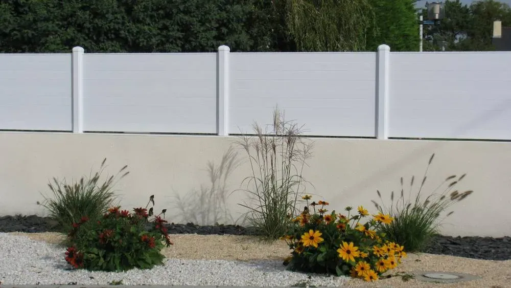 Cloture plein PVC blanc sur muret en parpaing enduit