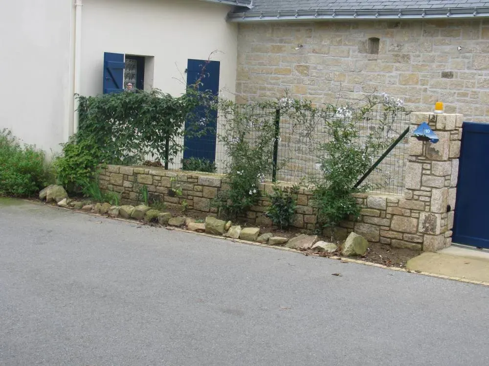 Cloture grillage sur muret en moëllons d'Elvenwebp